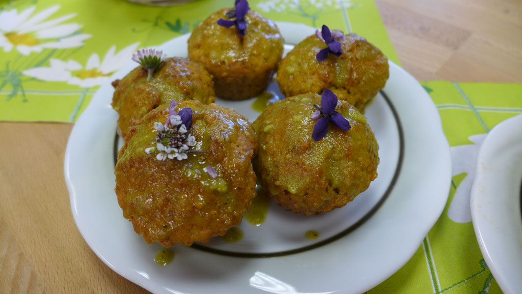 Möhren-Haselnuss-Muffins mit Löwenzahnzucker und Blüten ...